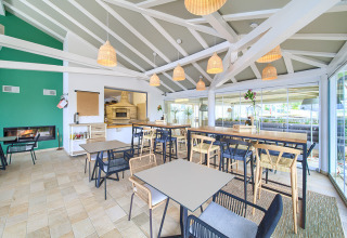 Luminoso comedor moderno con muebles de madera en Valamar Camping Krk, Primorje-Gorski Kotar, Croacia.