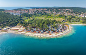 Camping Arena Stupice, parque vacacional en la costa de Istria, Croacia, rodeado de bosque y mar azul.
