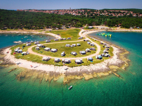 Vista aerea di Camping Arena Stupice in Istria, Croazia, con camper vicino al mare Adriatico trasparente.