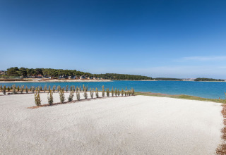 Vista panoramica sul mare blu e la spiaggia al Camping Arena Stupice, parco vacanze in Istria, Croazia.