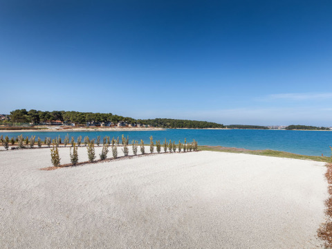 Vista panorámica del mar azul y la playa en el Camping Arena Stupice, un parque vacacional de Istria, Croacia.