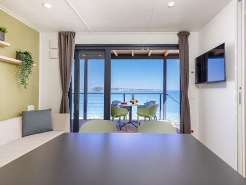 Modernes Ferienhaus mit Meerblick, Essbereich und Terrasse bei Camping Arena Stupice, Istrien, Kroatien.