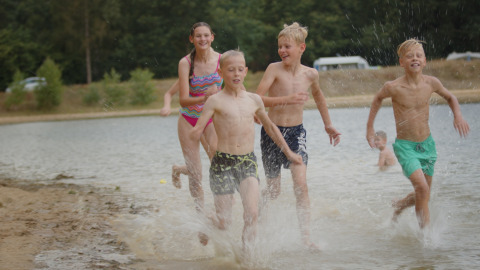 Niños en el agua _ lago recreativo - Witterzomer - Assen, Drenthe, Países Bajos