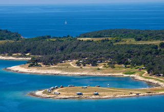 Vista aerea di Camping Arena Stupice in Istria, Croazia, con roulotte vicino al mare e paesaggio verde.