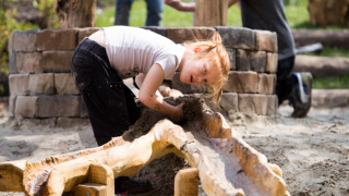 Niño en el sendero de aventura _ parque acuático - Witterzomer - Assen, Drenthe, Países Bajos