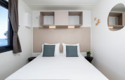 Camera da letto moderna con vista mare al Camping Home Sea View nel Camping Arena Stupice in Croazia.