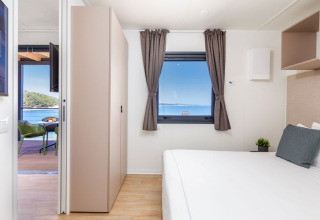 Lichte slaapkamer met zeezicht bij Camping Home Sea View, Camping Arena Stupice, Kroatië.