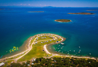 Camping Arena Stupice in Istria, Croazia, vista aerea di campeggiatori vicino al mare blu e isole vicine.