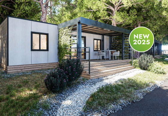 Moderne Camping Home lodge met houten terras en bomen, nieuw beschikbaar vanaf 2025.