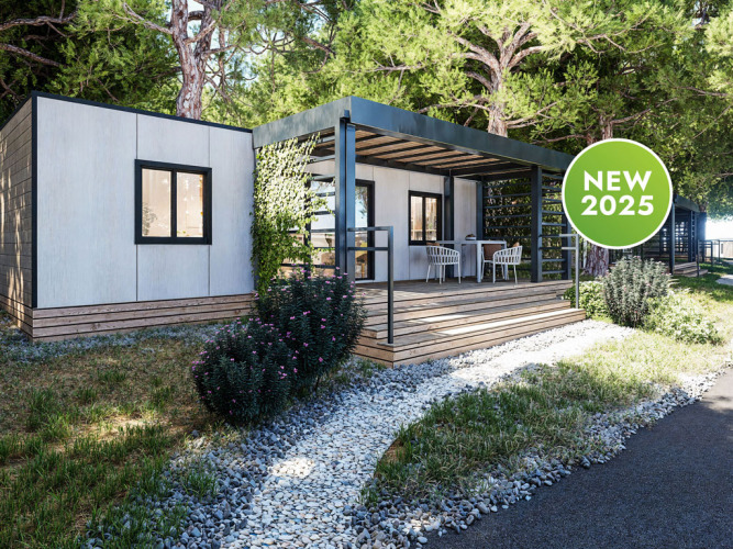 Moderne Camping Home lodge met een houten terras omgeven door groen, nieuw vanaf 2025.