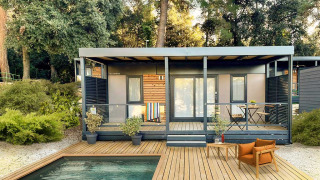 Lodge moderno al Porton Pool nel Camping Porton Nature Hideouts in Croazia con terrazza in legno e piscina.