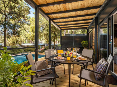 Terrazza all'aperto al Porton Pool Lodge, Camping Porton Nature Hideouts, Croazia, apparecchiata per colazione.