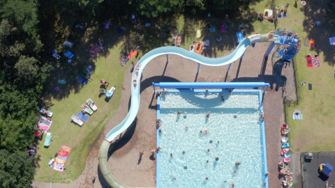 Foto aérea piscina con tobogán - Witterzomer - Assen, Drenthe, Países Bajos