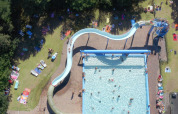 Luftaufnahme Schwimmbad mit Rutsche - Witterzomer - Assen, Drenthe, Niederlande
