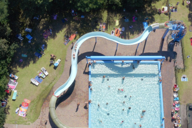 Luchtfoto zwembad met glijbaan - Witterzomer - Assen, Drenthe, Nederland