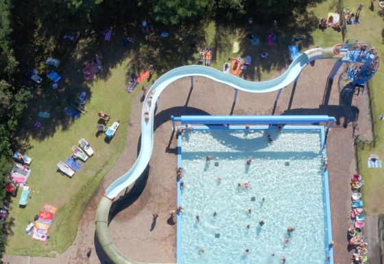 Foto aérea piscina con tobogán - Witterzomer - Assen, Drenthe, Países Bajos