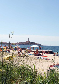 Vakantiegangers genieten van het strand bij Camping Porton Nature Hideouts in Istrië, Kroatië aan zee.