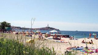 Vakantiegangers genieten van het strand bij Camping Porton Nature Hideouts in Istrië, Kroatië aan zee.