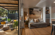 Lodge moderna al Camping Porton Nature Hideouts in Croazia con terrazza accogliente e arredo elegante.