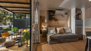 Moderne lodge bij Camping Porton Nature Hideouts in Kroatië met knusse veranda en stijlvolle inrichting.