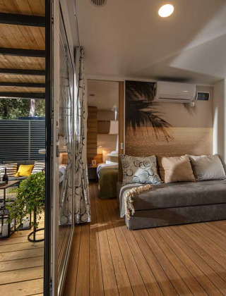 Moderne Lodge im Camping Porton Nature Hideouts in Kroatien mit gemütlicher Terrasse und stilvollem Interieur.