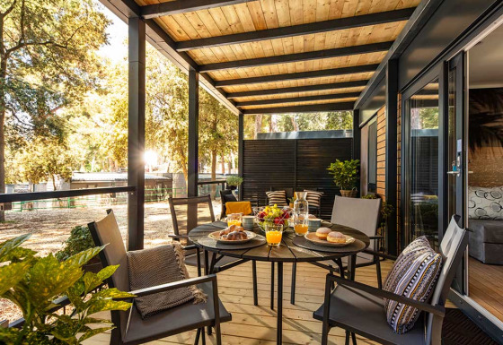 Overdekt terras bij Porton-lodge op Camping Porton Nature Hideouts in Kroatië, klaar voor het ontbijt.