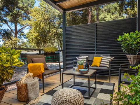 Zona salotto esterna moderna al Porton lodge presso Camping Porton Nature Hideouts, Croazia, con arredi accoglienti.