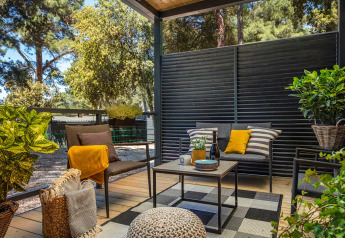 Zona salotto esterna moderna al Porton lodge presso Camping Porton Nature Hideouts, Croazia, con arredi accoglienti.