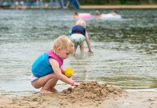 Meisje op strand _ recreatiemeer - Witterzomer - Assen, Drenthe, Nederland