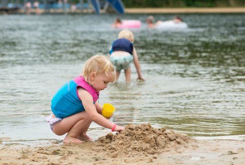 Meisje op strand _ recreatiemeer - Witterzomer - Assen, Drenthe, Nederland