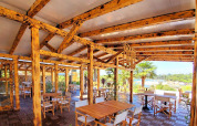 Zona pranzo all’aperto con arredi in legno al Camping Porton Nature Hideouts in Istria, Croazia.