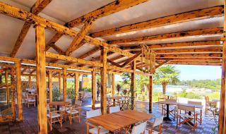 Gemütlicher Essbereich mit Holzmöbeln im Freien bei Camping Porton Nature Hideouts in Istrien, Kroatien.