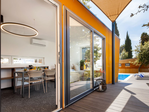 Modern familie vakantiehuis met zwembad en terras bij Camping Porton Nature Hideouts in Kroatië.