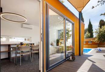 Moderna casa vacanze familiare con piscina e terrazza al Camping Porton Nature Hideouts in Croazia.