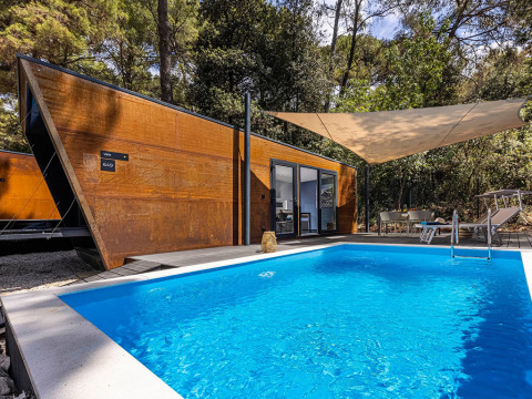 Casa vacanze per coppie con piscina al Camping Porton Nature Hideouts, Croazia, immersa nei boschi.