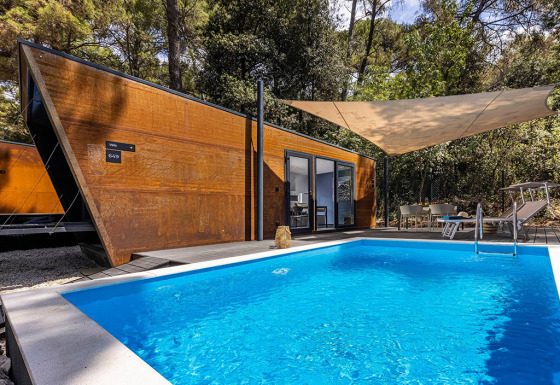 Pärchen-Ferienhaus mit Pool im Camping Porton Nature Hideouts, Kroatien, moderner Stil im Wald.
