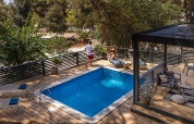 Houten terras met privézwembad en loungestoelen bij Porton Pool, Camping Porton Nature Hideouts, Kroatië.