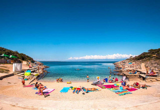 Zonaanbidders op het strand van Baia Holiday Poljana in Primorje-Gorski Kotar, Kroatië.