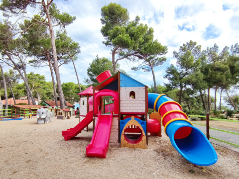 Colorido parque infantil con toboganes y estructuras para trepar en Baia Holiday Poljana, Croacia.