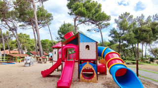 Kleurrijke speeltuin met glijbanen en speeltoestellen bij Baia Holiday Poljana in Kroatië.