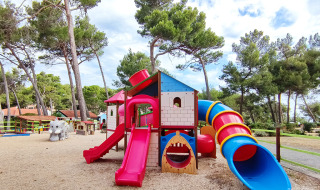 Aire de jeux colorée avec toboggans et structures à Baia Holiday Poljana en Croatie.