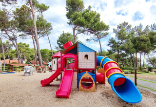 Farverigt legepladsområde med rutsjebaner og klatreudstyr i Baia Holiday Poljana, Kroatien.