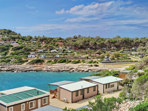 Vista sul villaggio Baia Holiday Poljana con case mobili e roulotte sul mare in Croazia.