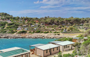 Vue sur le parc de vacances Baia Holiday Poljana avec mobil-homes et camping-cars en Croatie, près de l’eau.