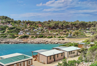 Uitzicht op Baia Holiday Poljana vakantiepark met stacaravans en campers aan de kust in Kroatië.
