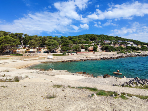 Udsigt over ferieparken Baia Holiday Poljana ved kysten i Primorje-Gorski Kotar, Kroatien på en solrig dag.