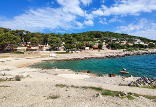 Udsigt over ferieparken Baia Holiday Poljana ved kysten i Primorje-Gorski Kotar, Kroatien på en solrig dag.