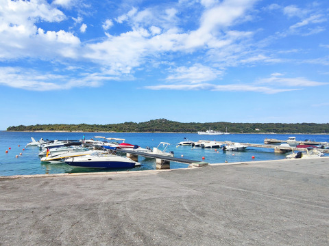 Bateaux amarrés au parc de vacances Baia Holiday Poljana en Primorje-Gorski Kotar, Croatie, sous ciel bleu.