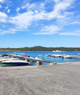 Bateaux amarrés au parc de vacances Baia Holiday Poljana en Primorje-Gorski Kotar, Croatie, sous ciel bleu.