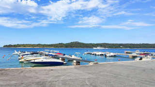 Boten aan de steiger bij vakantiepark Baia Holiday Poljana in Primorje-Gorski Kotar, Kroatië, met blauwe lucht.